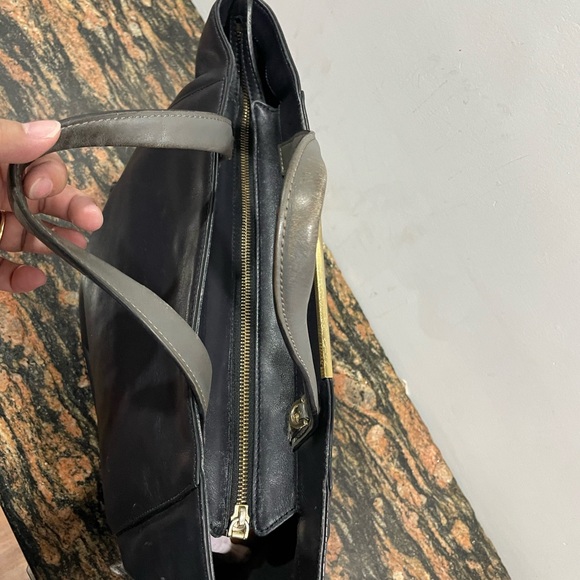 Vincis Bench Leather hand bag original. Standard size. Used . Condition 9/10 - Picture 3 of 14